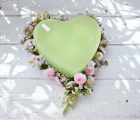 Herzkerze mit Blumenkranz